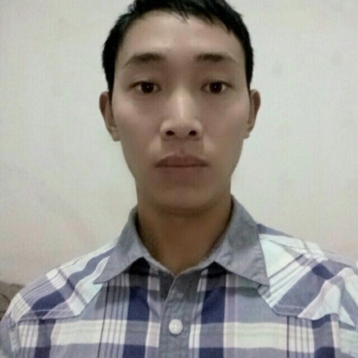 专一拿保温杯的照片