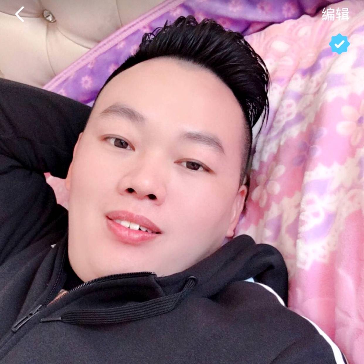 兴奋向过客的照片