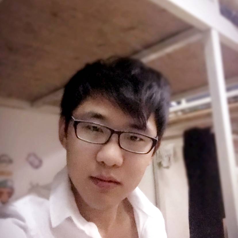 含蓄打面包的照片
