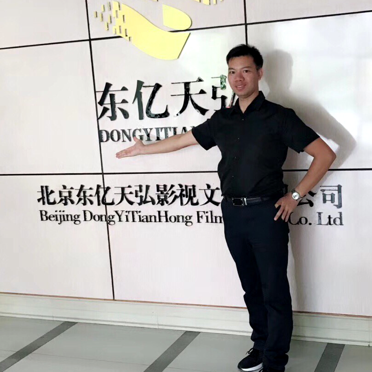 小蚂蚁细心的照片