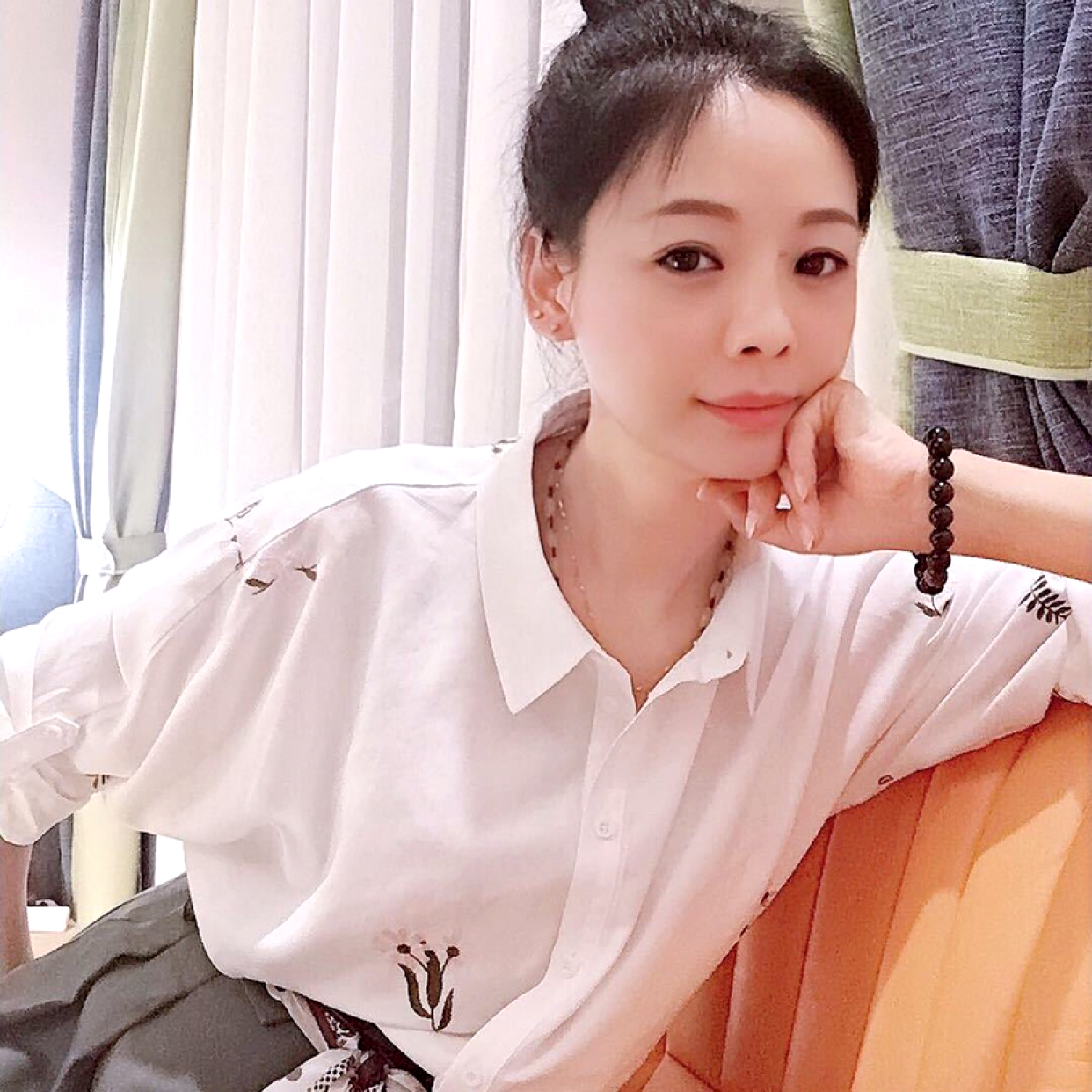 坚强深拥笑靥的照片