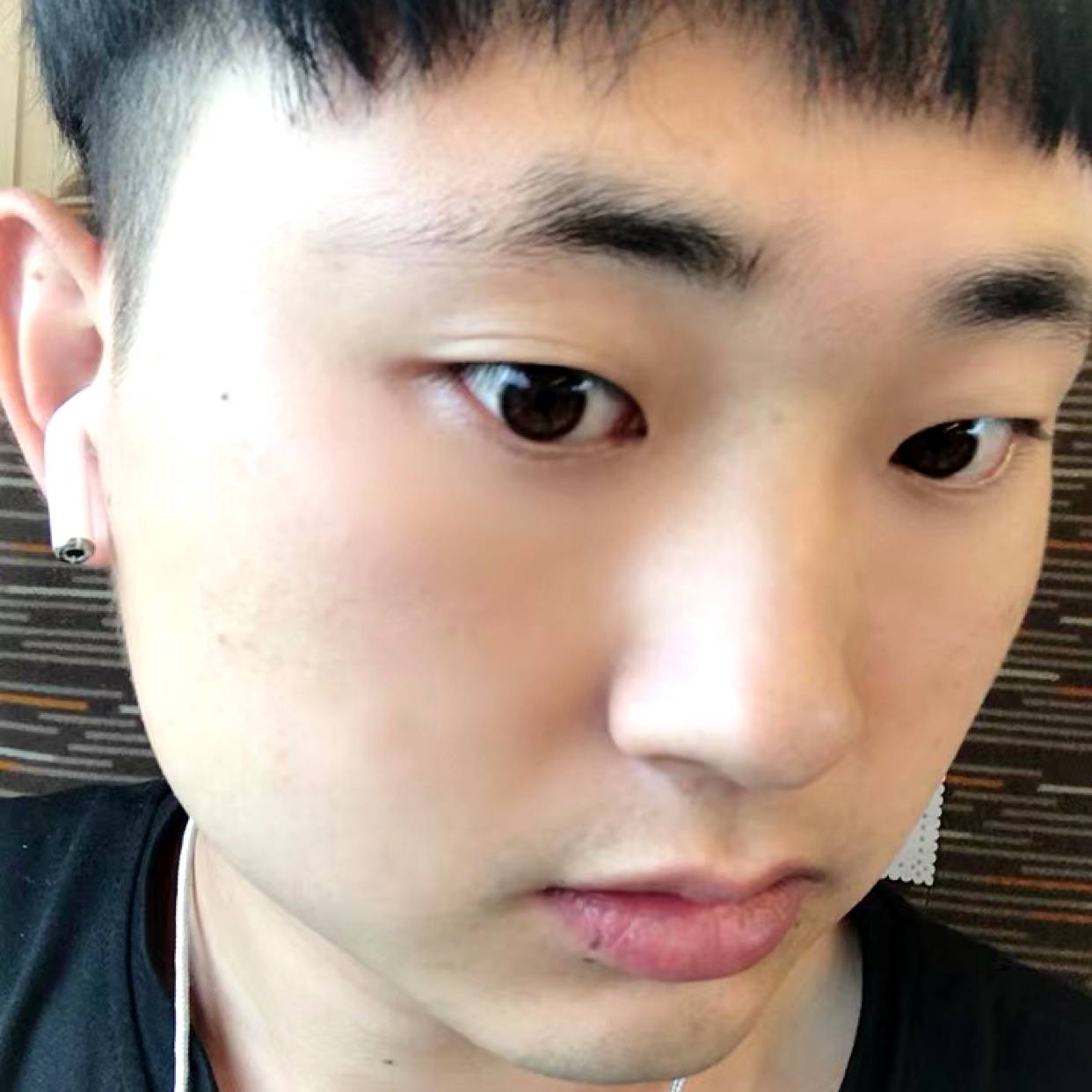 年轻倾心蜻蜓的照片