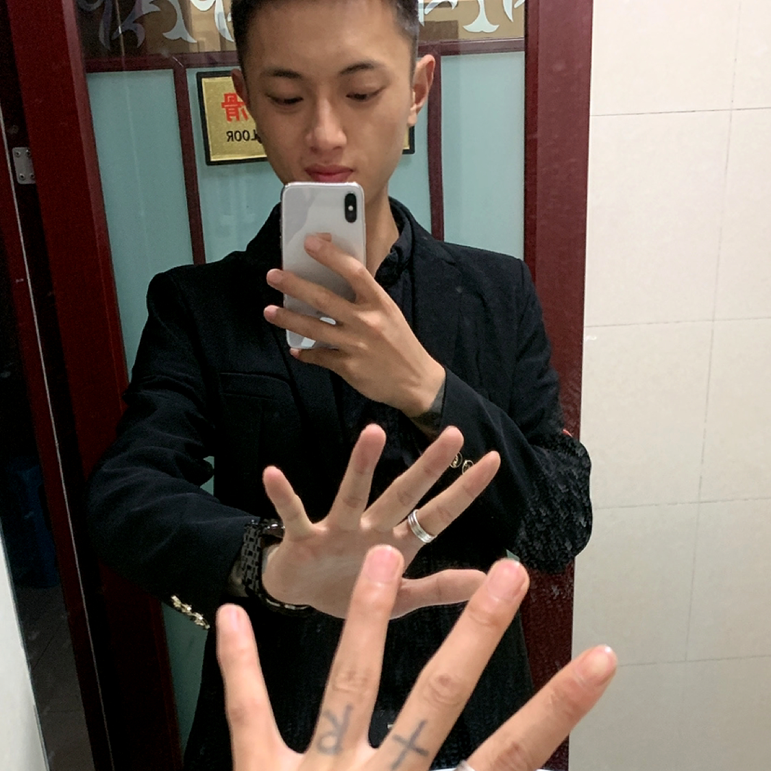 穿蕾丝的猛男的照片
