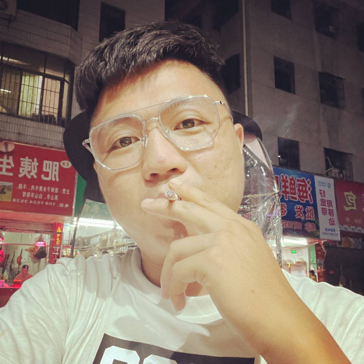 风中深拥泪雨的照片