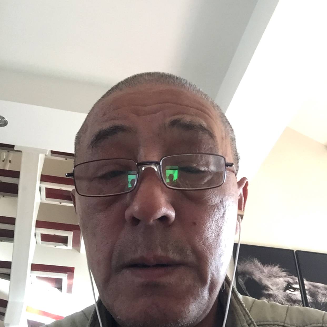 微笑等待机灵的照片