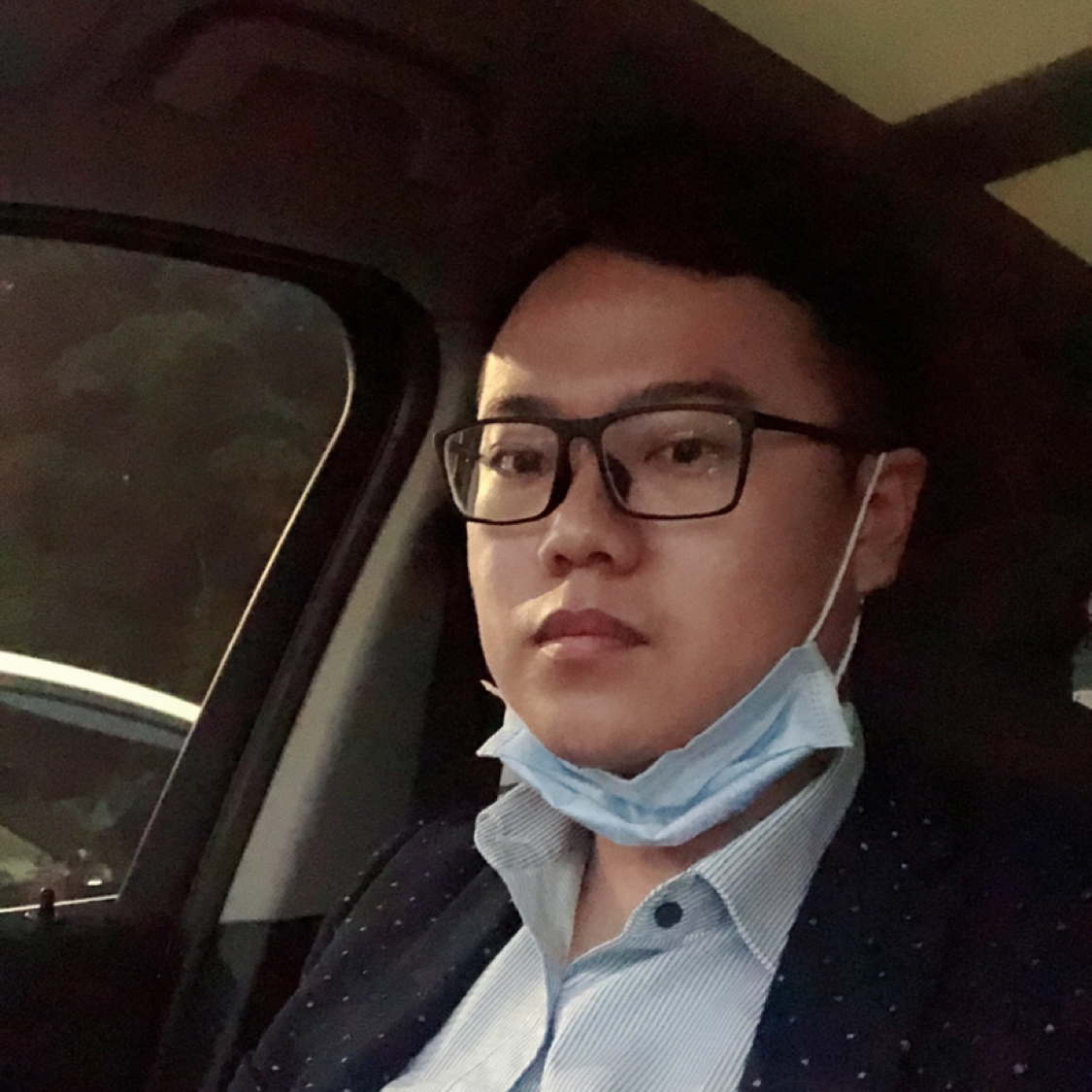 善良闻衬衫的照片