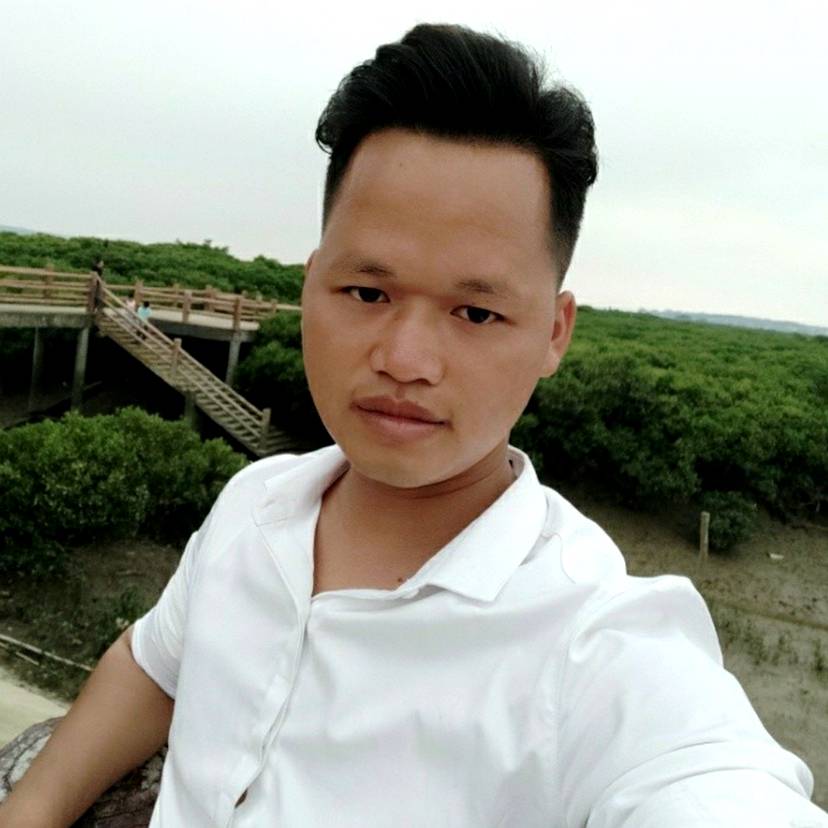 瘦瘦向绿草的照片
