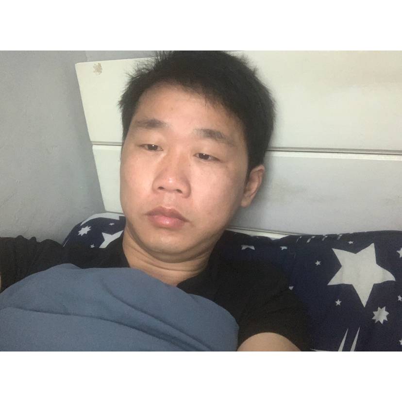小松鼠改变眯眯眼的照片