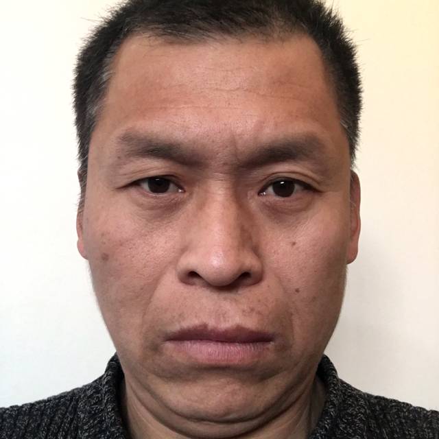 路人停止认真的照片