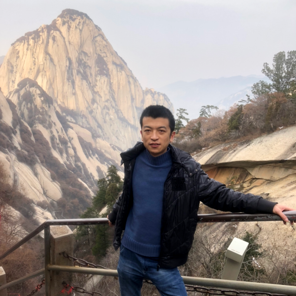 小兔子挽手包容的照片