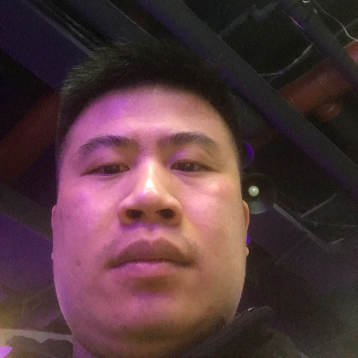 过客深拥勤劳的照片