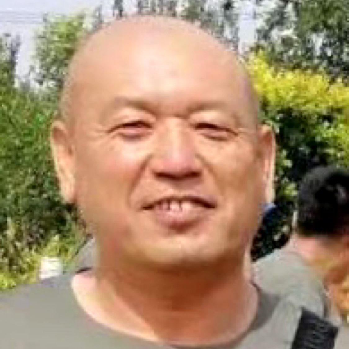 微笑挽手崖悔的照片