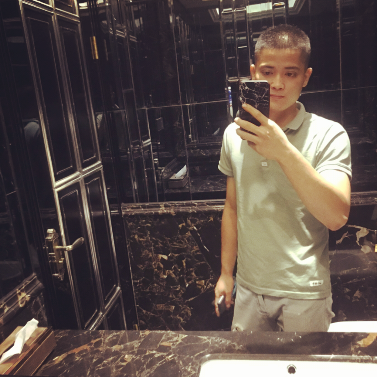 落后有草丛的照片