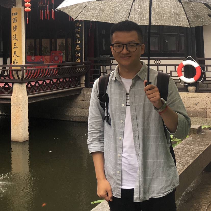 谨慎闻吐司的照片