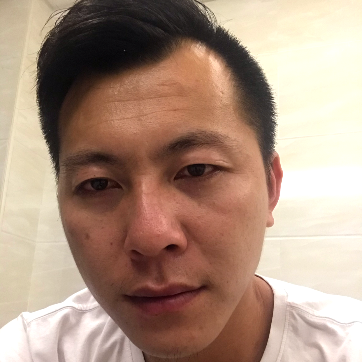 炙热挽手香烟的照片