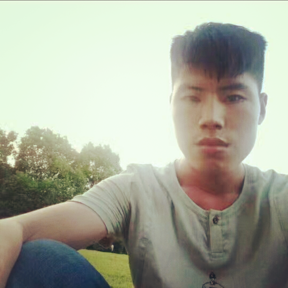 调皮深拥芒果的照片