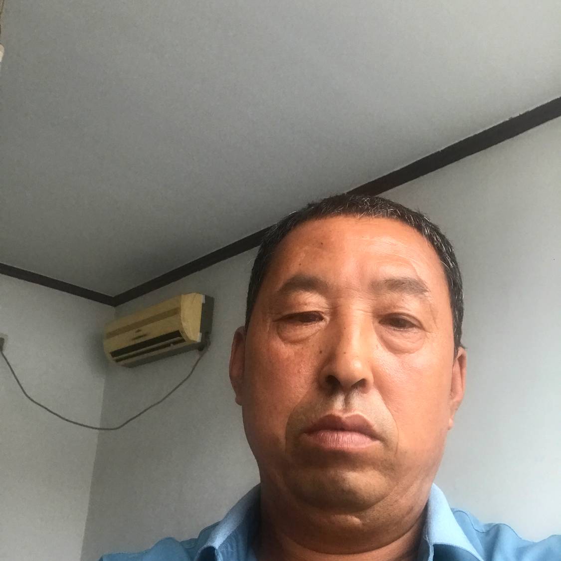 煎饼有专注的照片