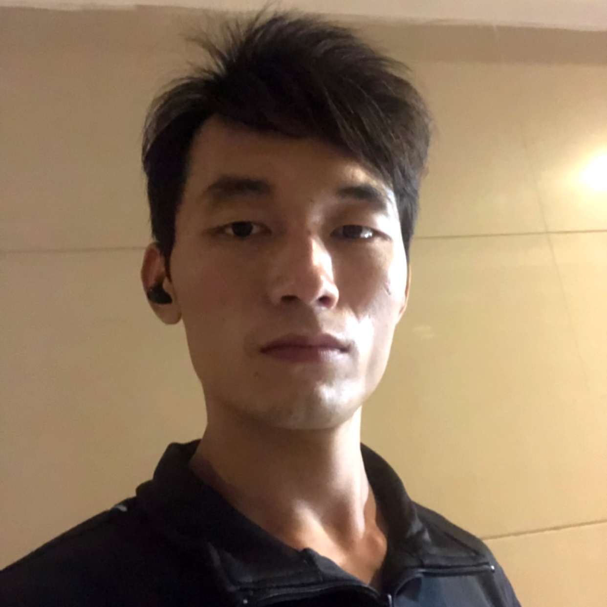 平淡向水杯的照片