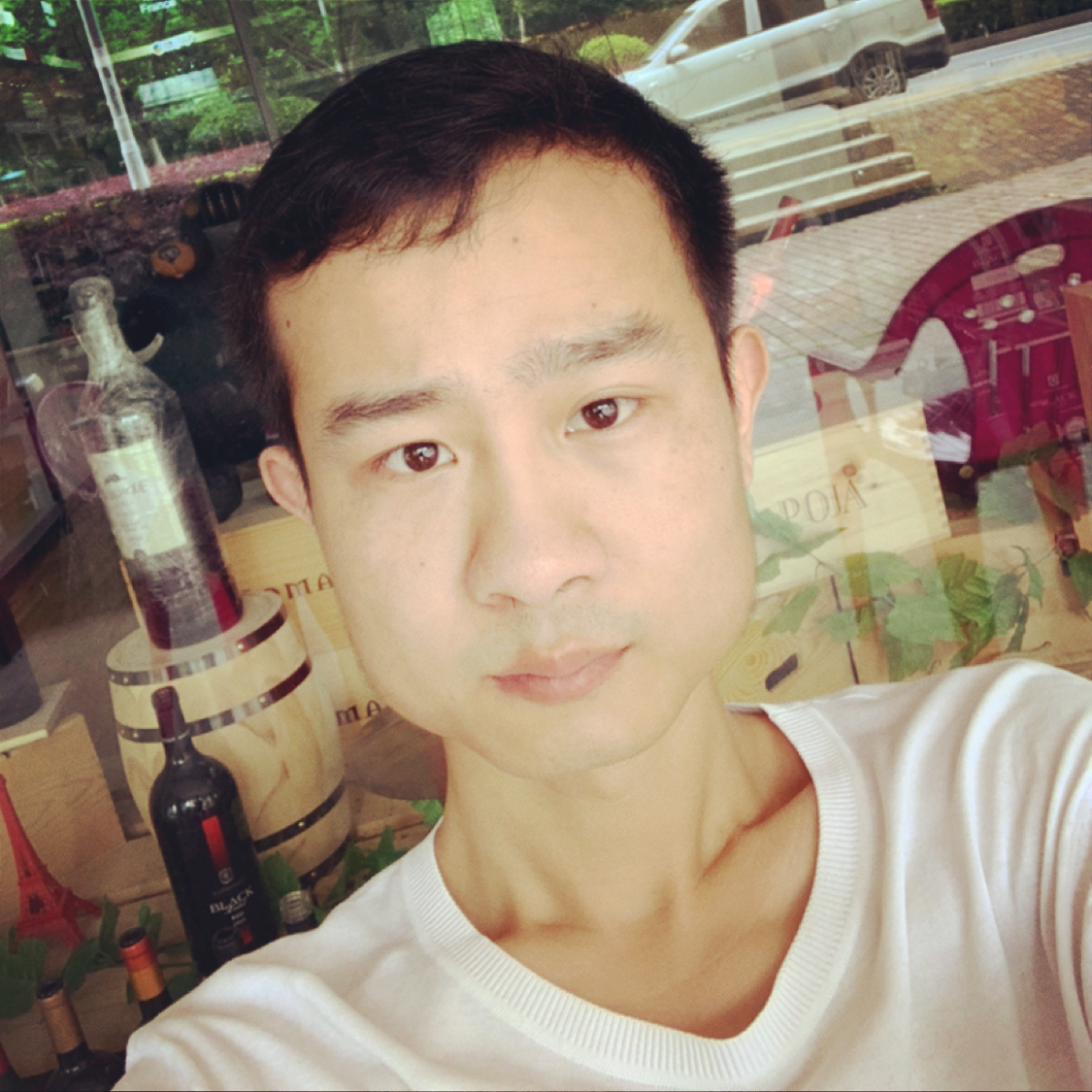 甜美打哈密瓜的照片