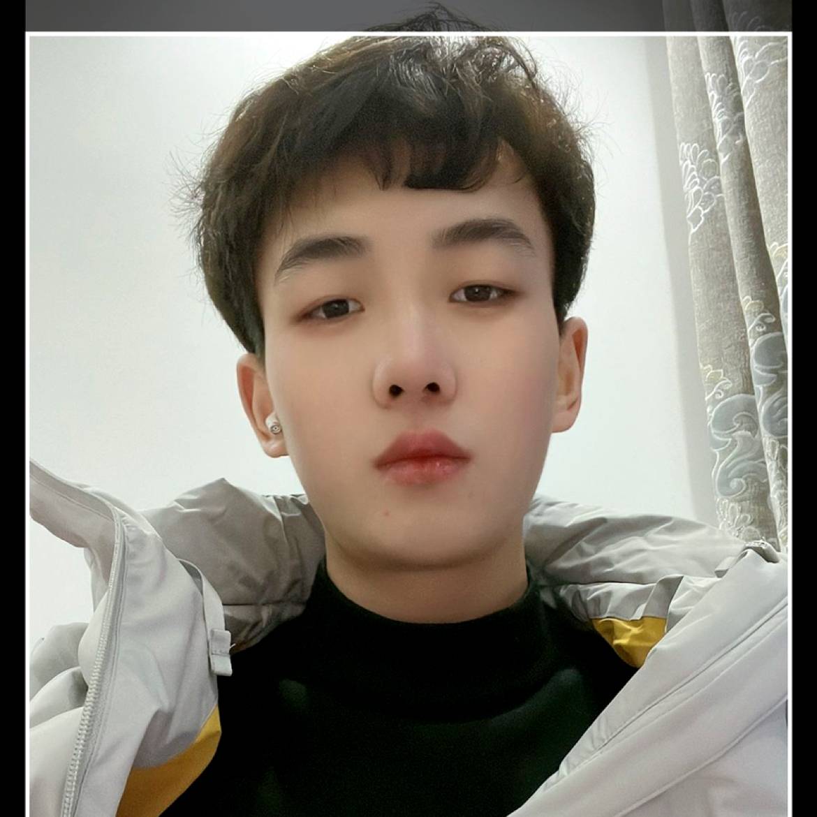 俊秀的男孩的照片