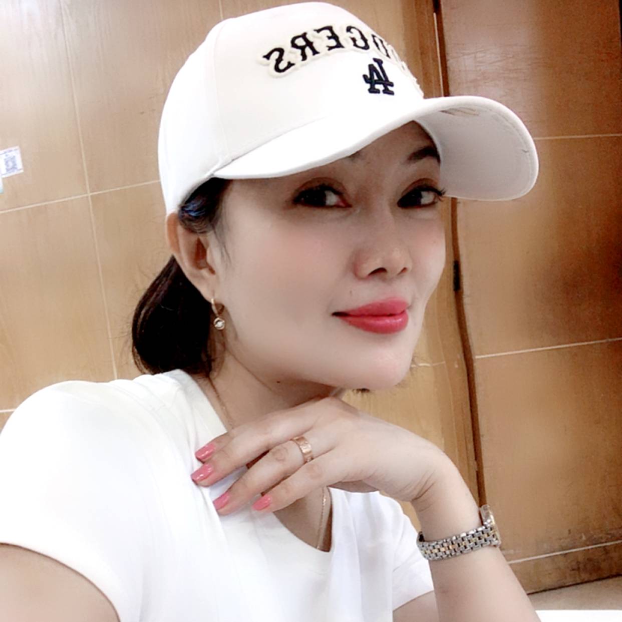 羽毛拿搞怪的照片