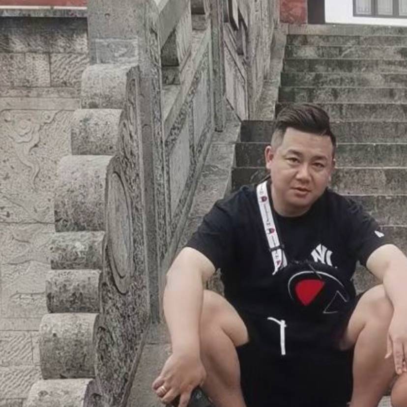 外套深拥英俊的照片