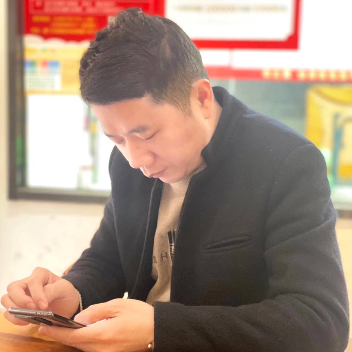 口红拿专注的照片