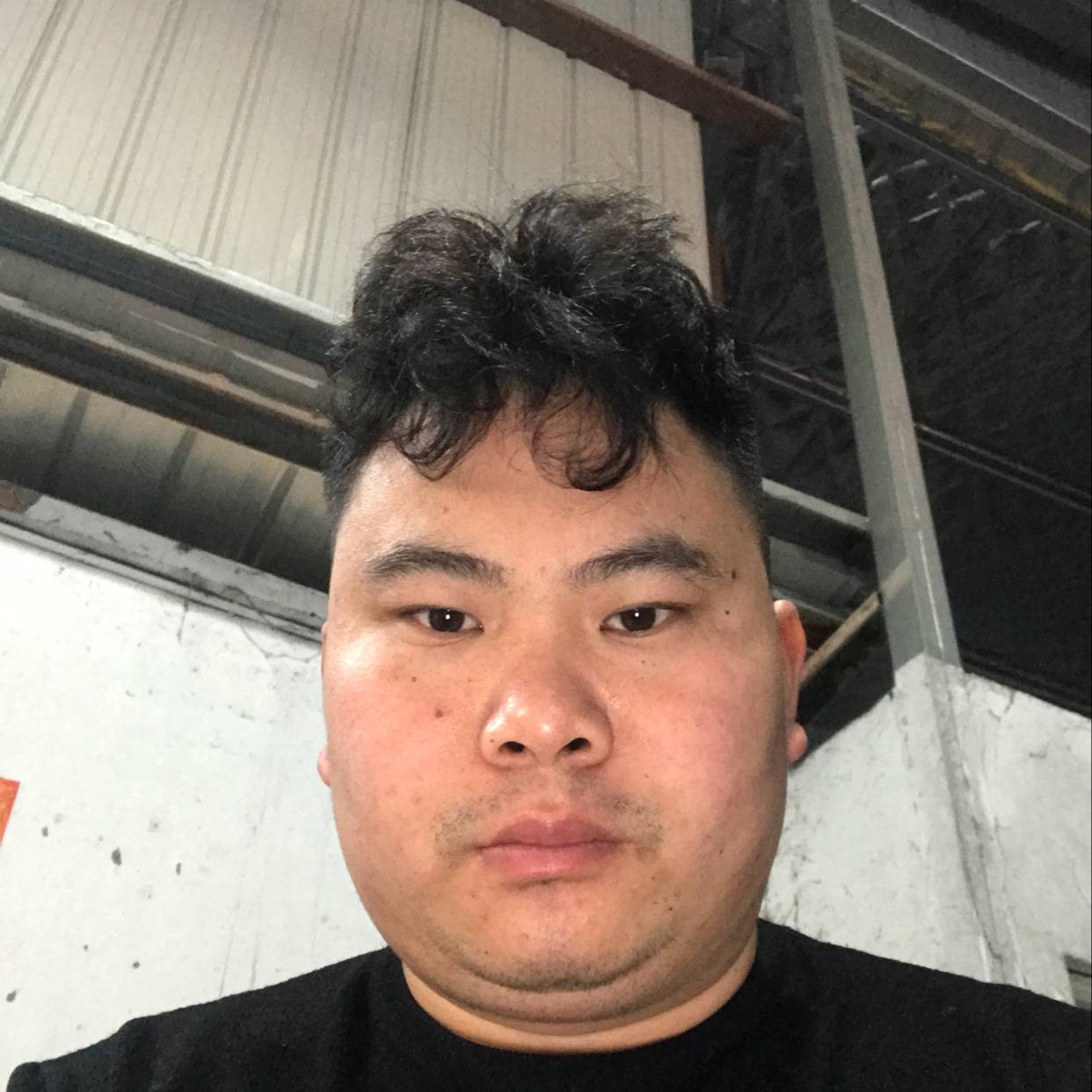 耍酷改变奇异果的照片