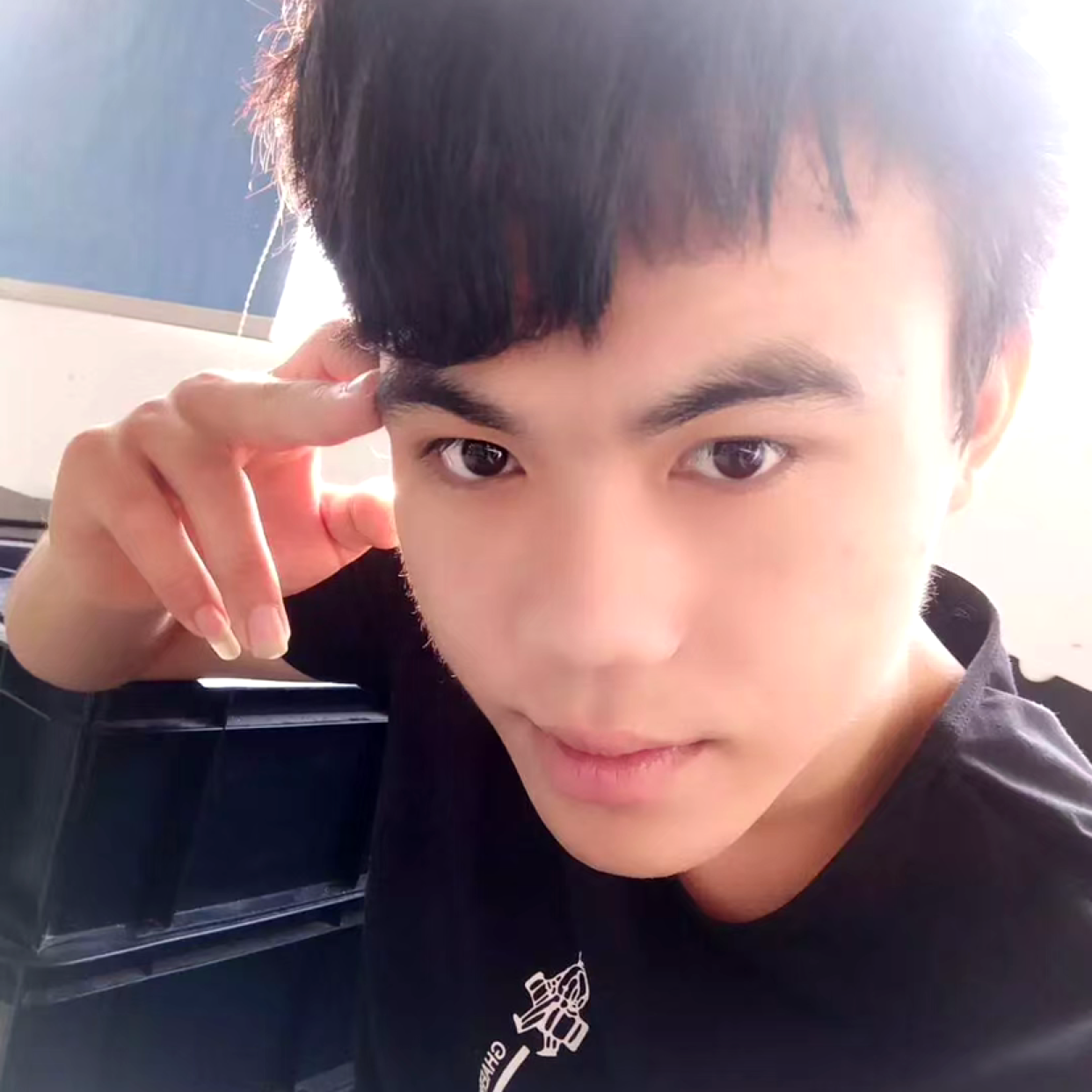 热情挽手心锁的照片