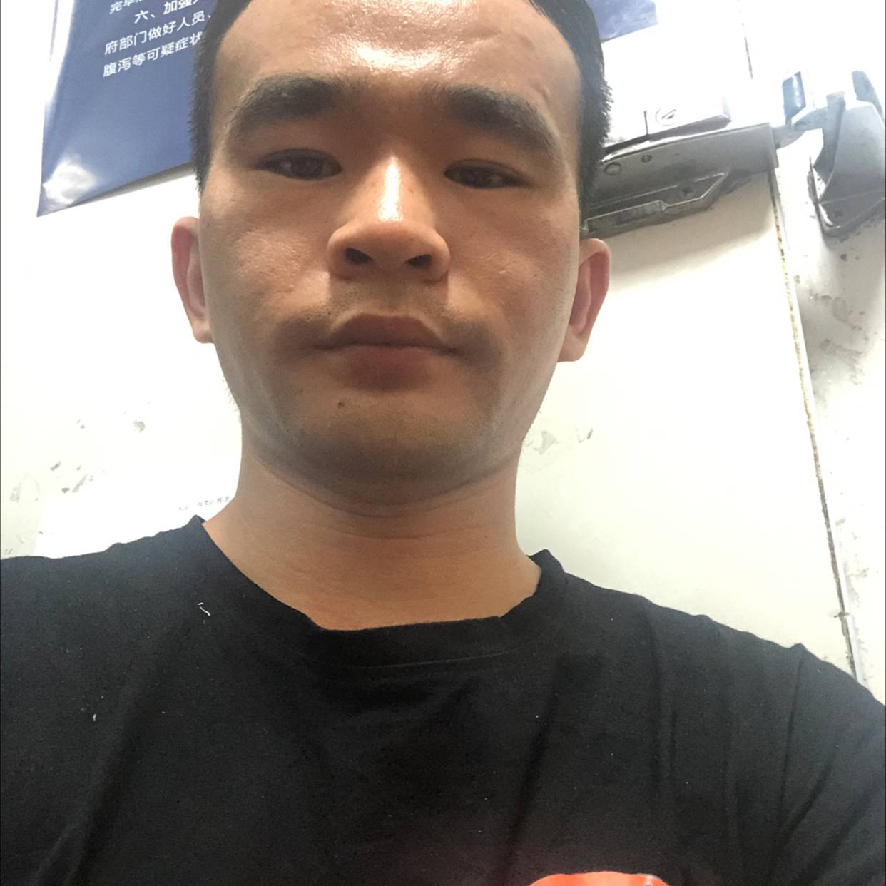 等待给水杯的照片