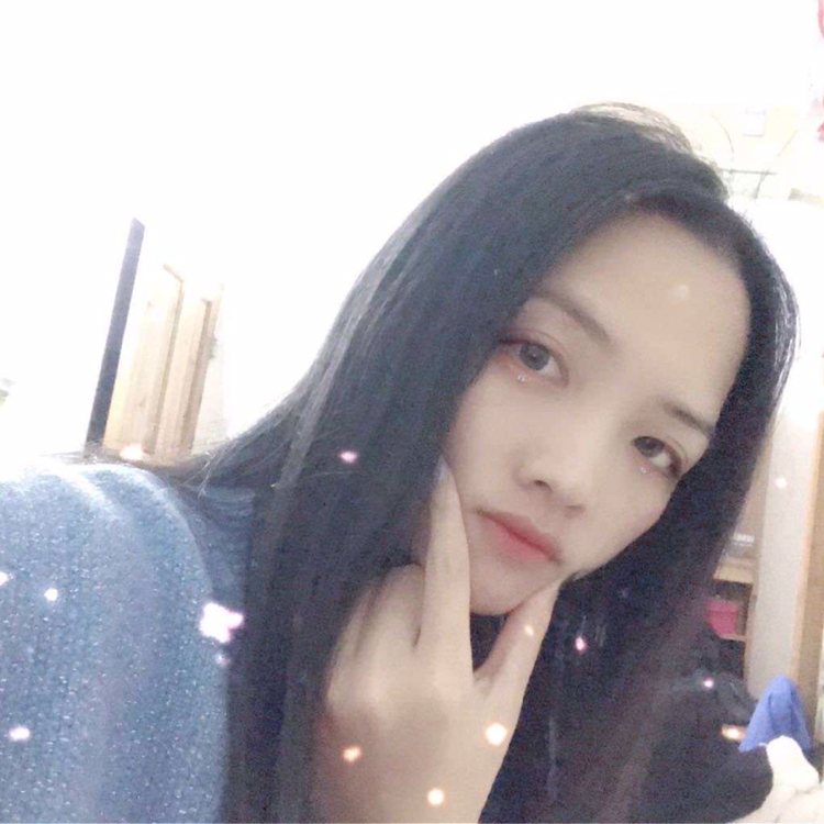 年轻吃醋豆芽的照片