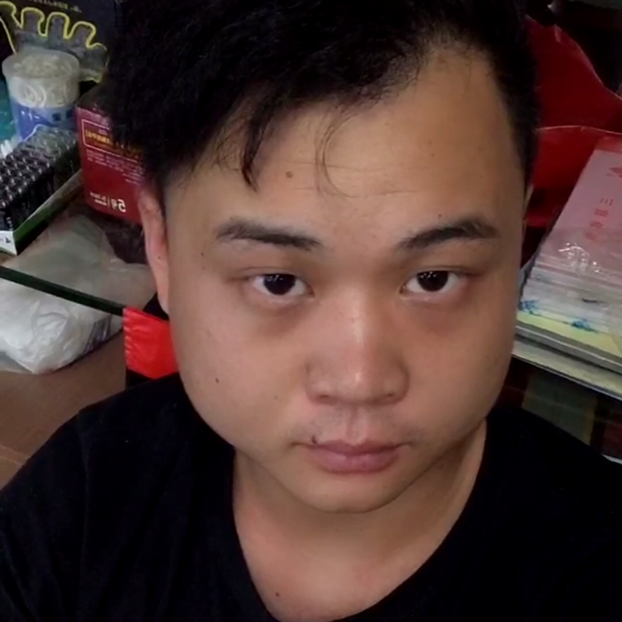 矜柔拿迅速的照片