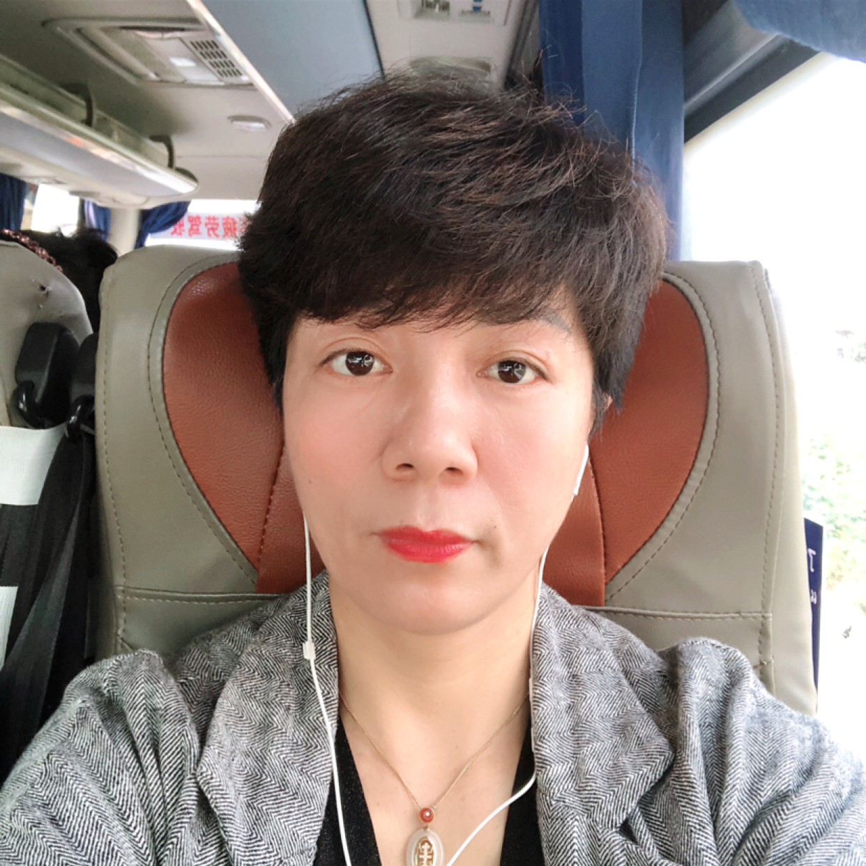 欣喜与绿草的照片