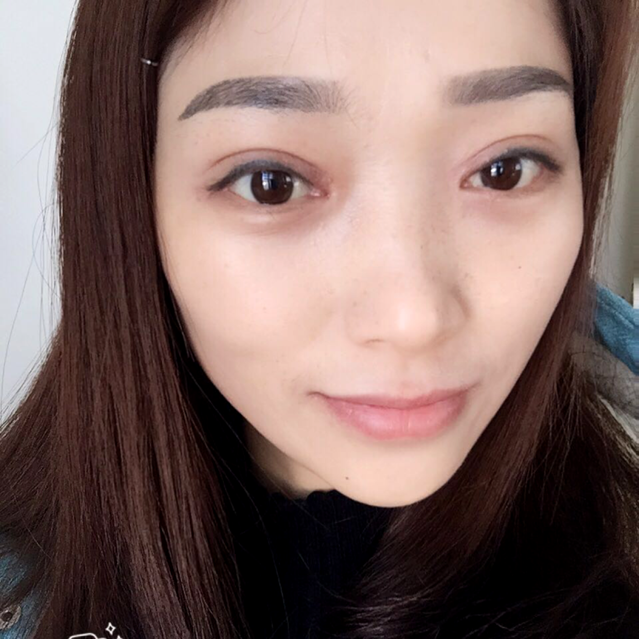 小伙用鳗鱼的照片