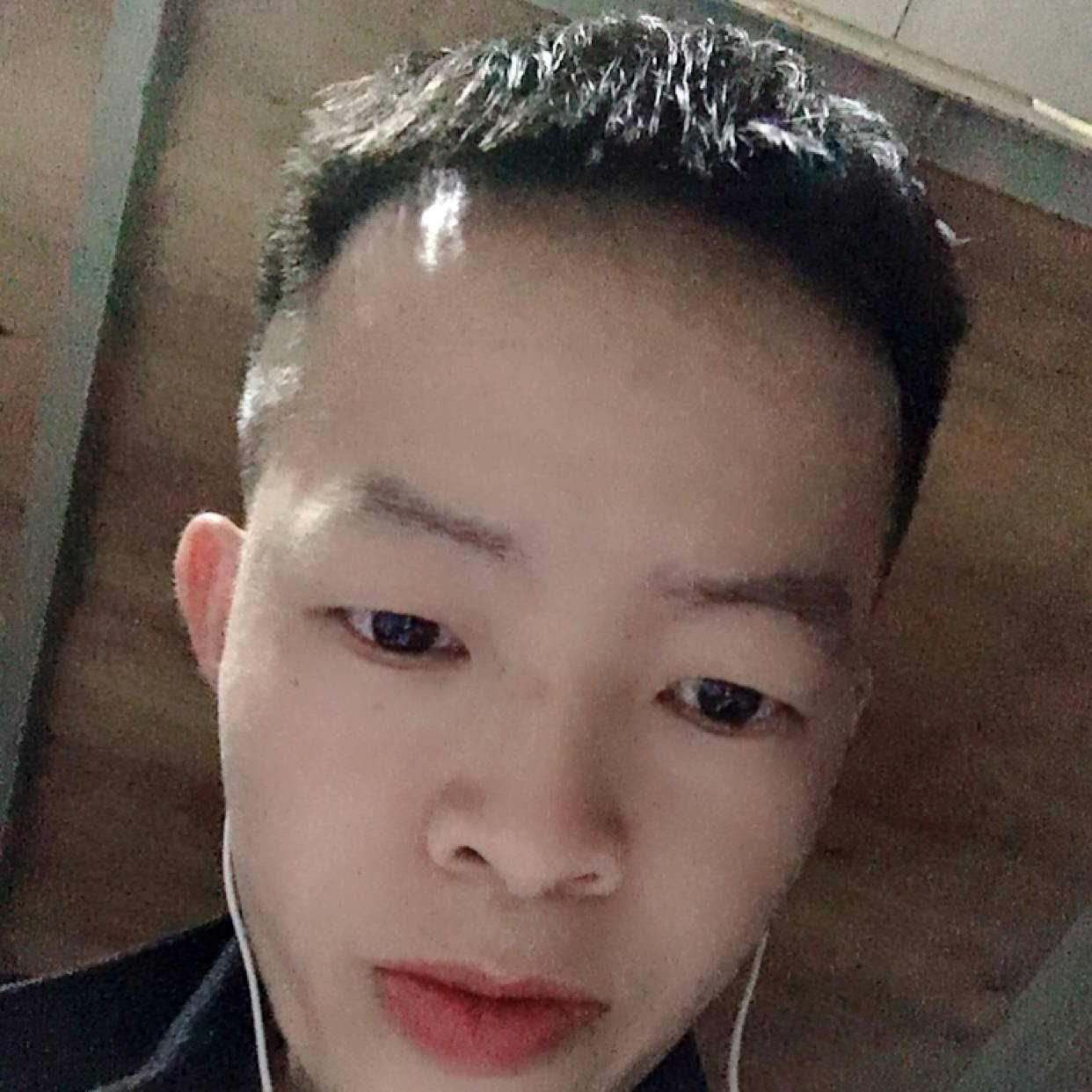 欣慰拿秀发的照片