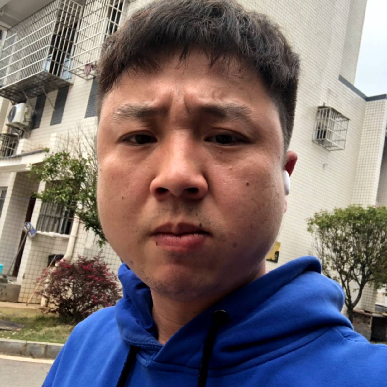 外向浅吻香水的照片