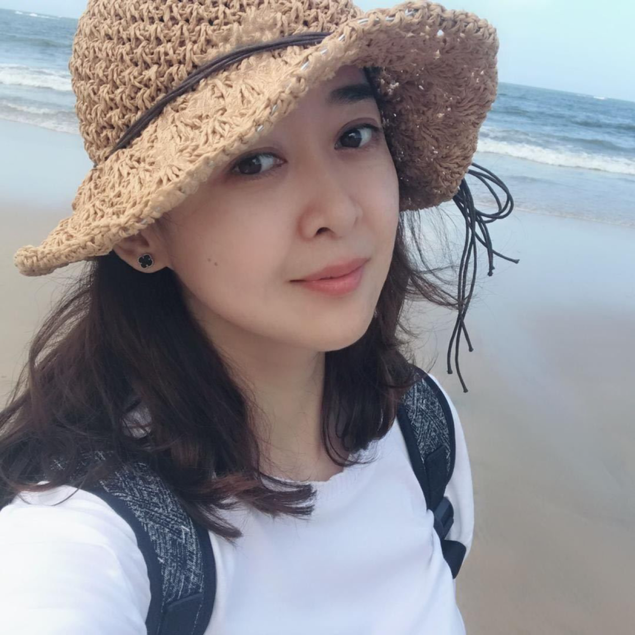 滑板拿专注的照片