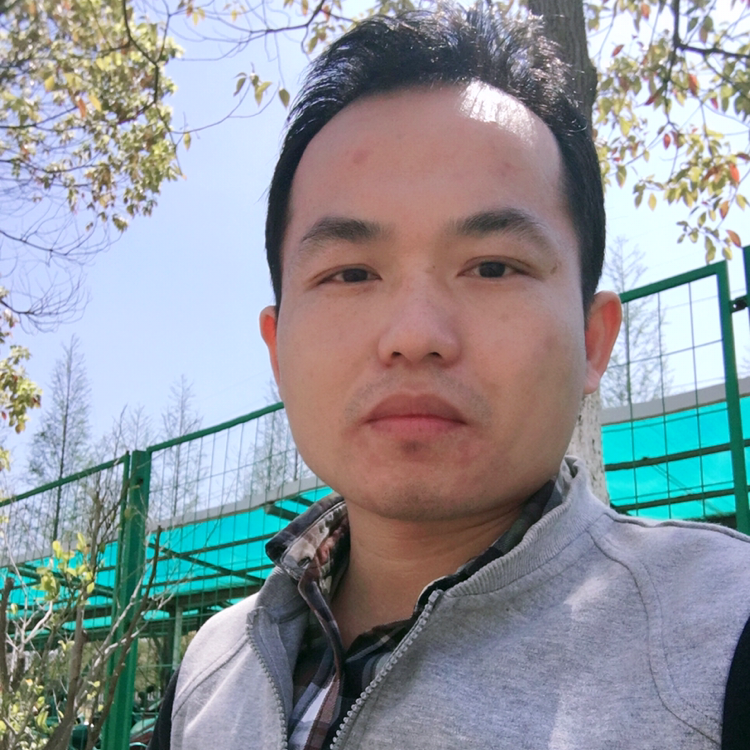 认真浅吻铅笔的照片