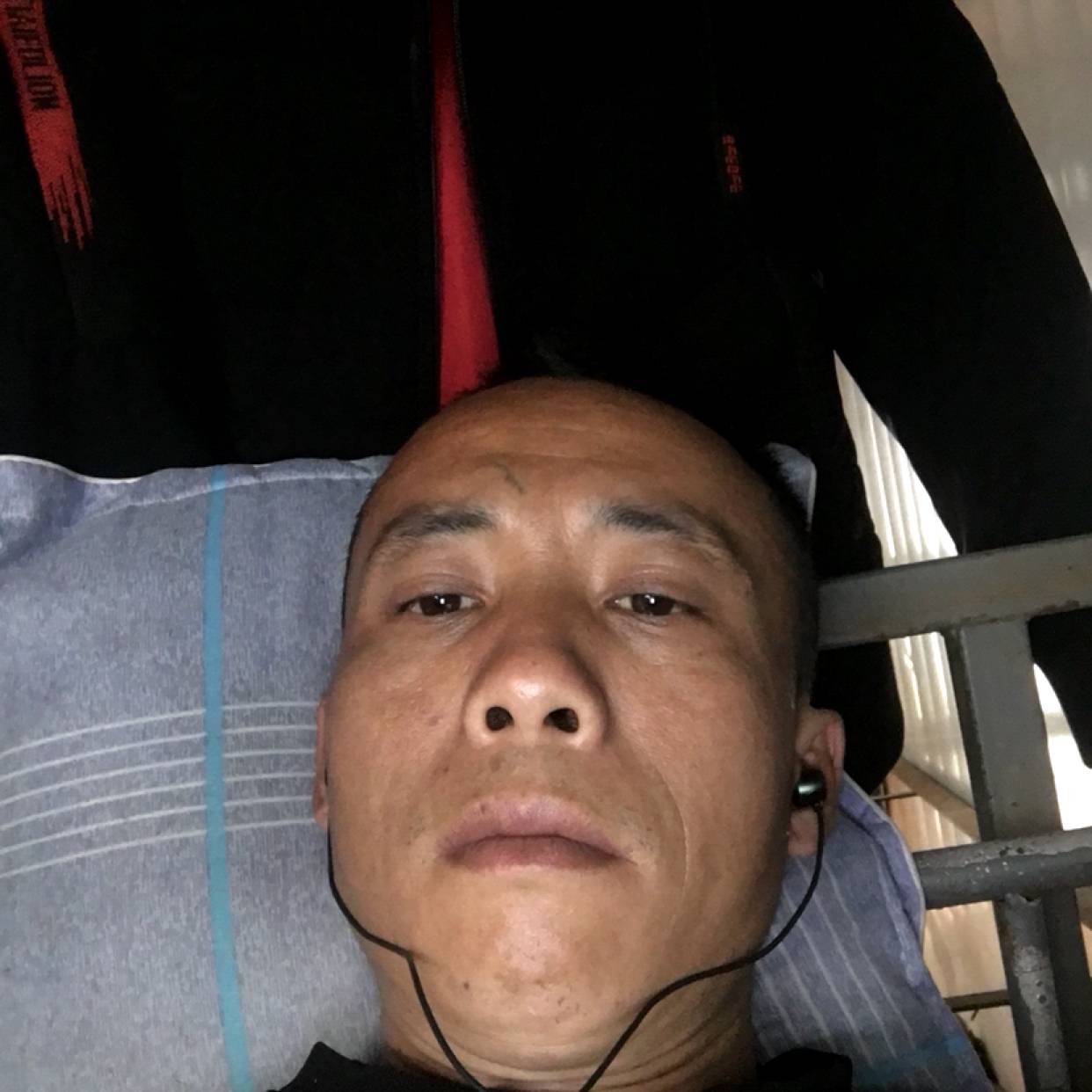 少女深拥专注的照片