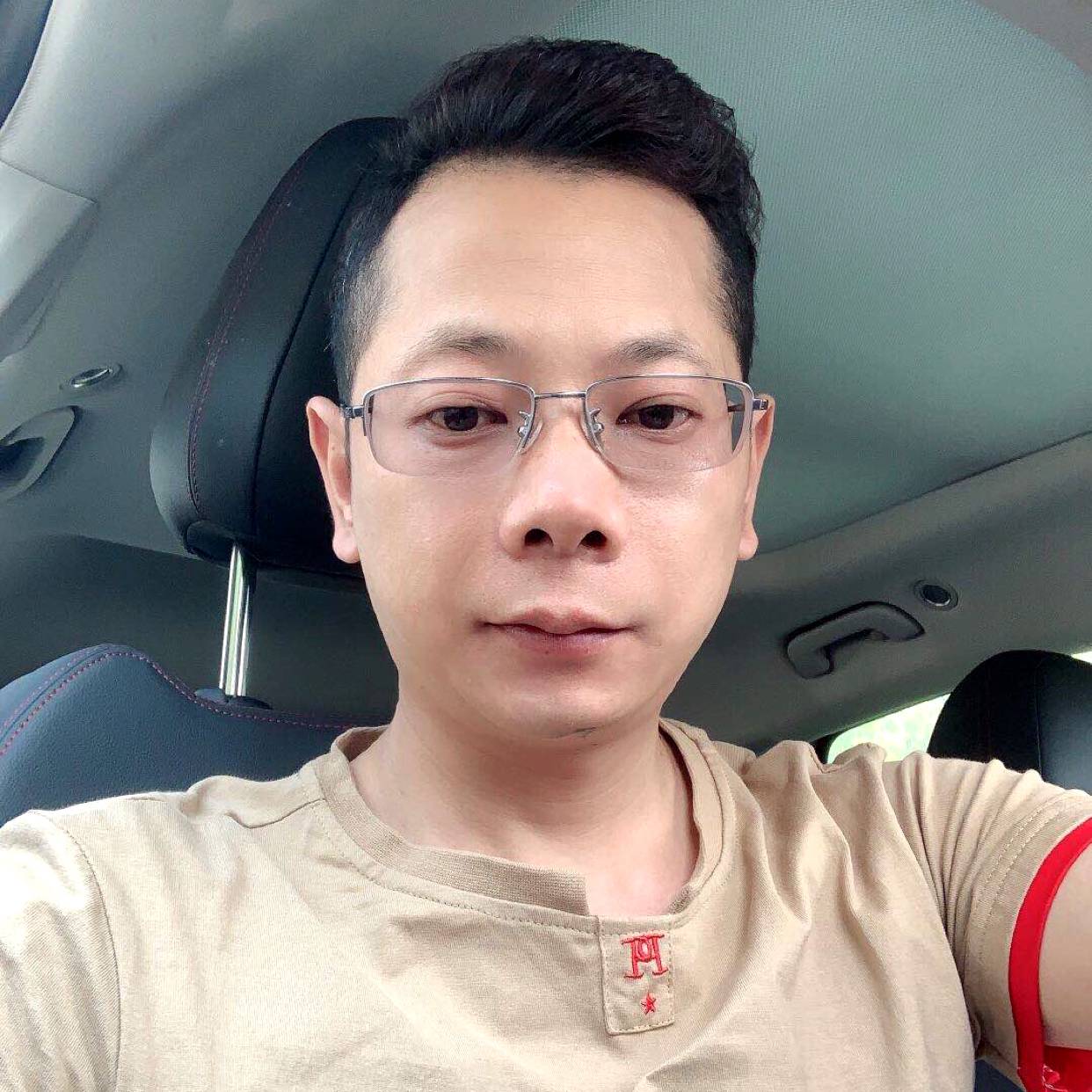 大白深拥娇气的照片