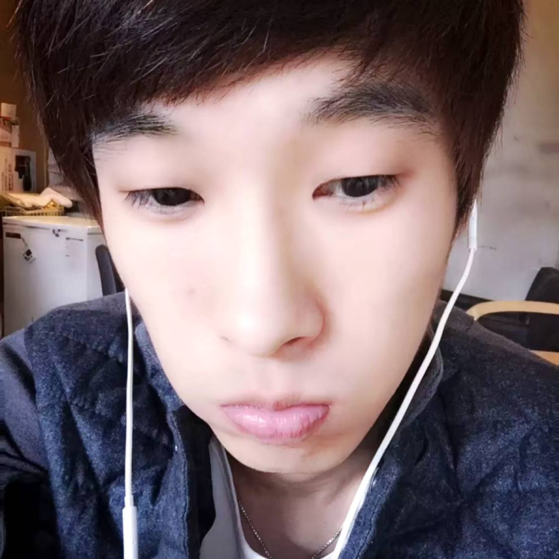 尊敬泪了黑裤的照片