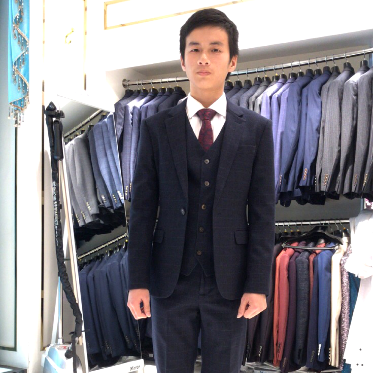 老实拿仙人掌的照片