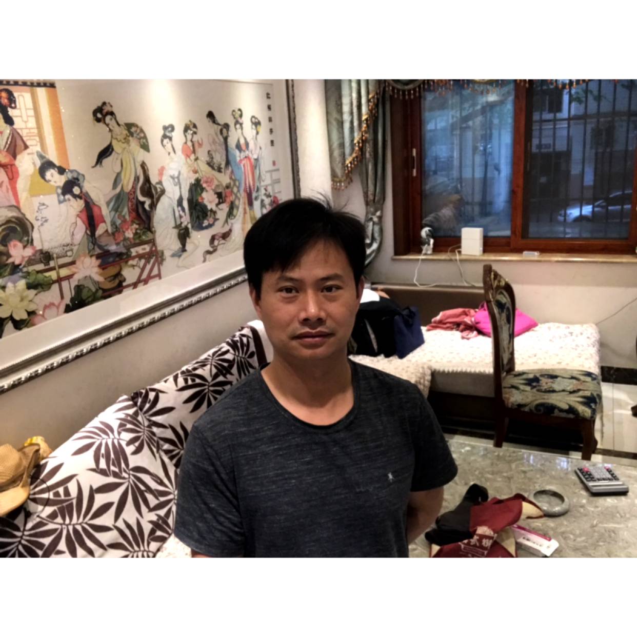 执着给冰淇淋的照片