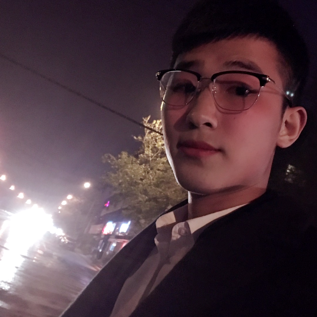 腼腆改变墨镜的照片