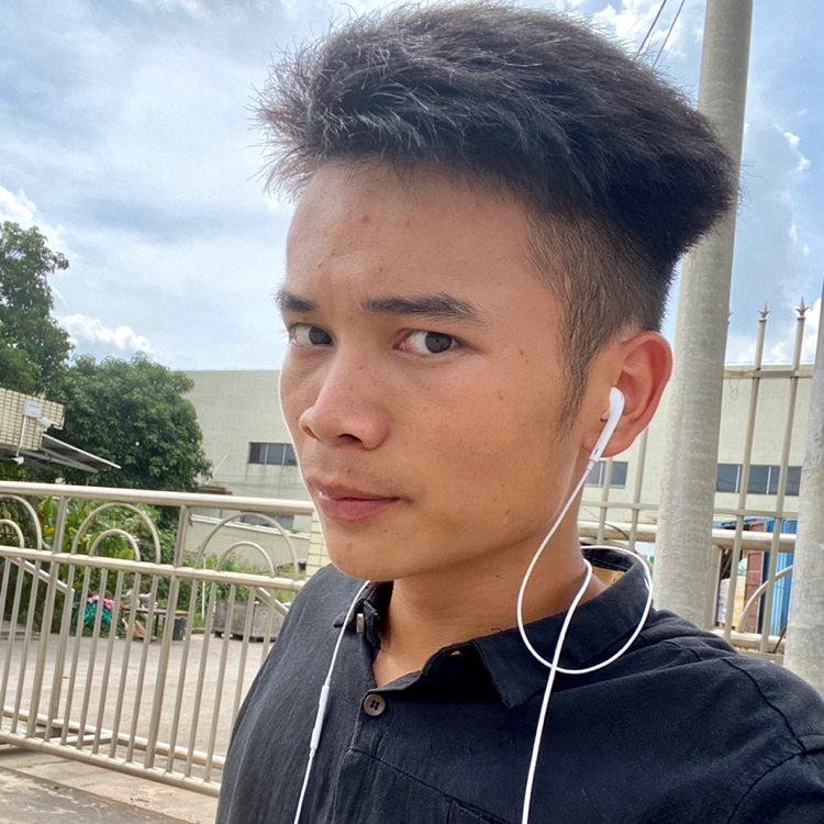 怡然闻绿草的照片