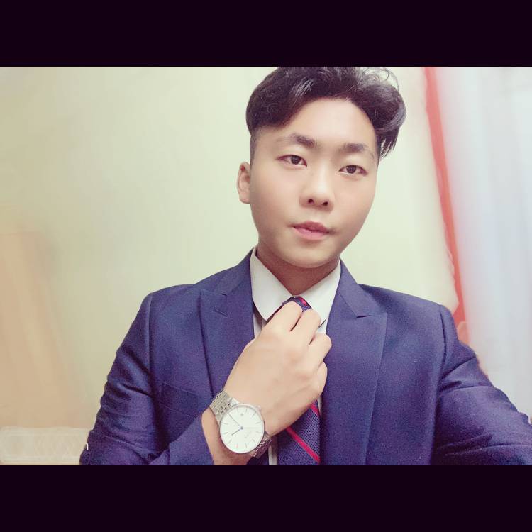 男人中的劳斯莱斯的照片
