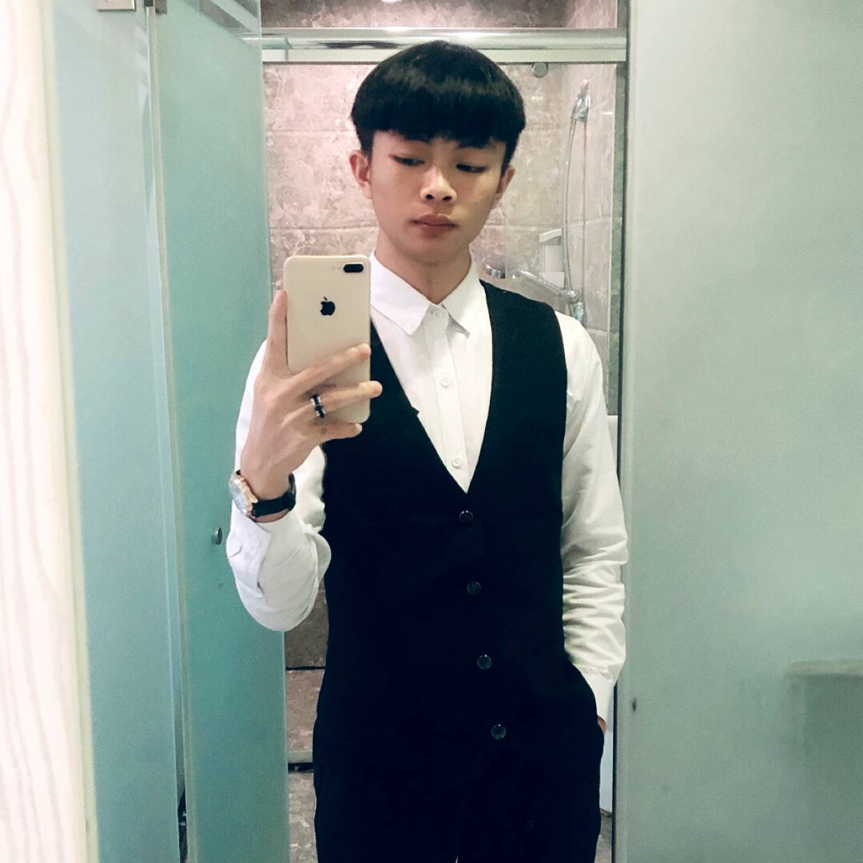 笑点低凝眸唇彩的照片