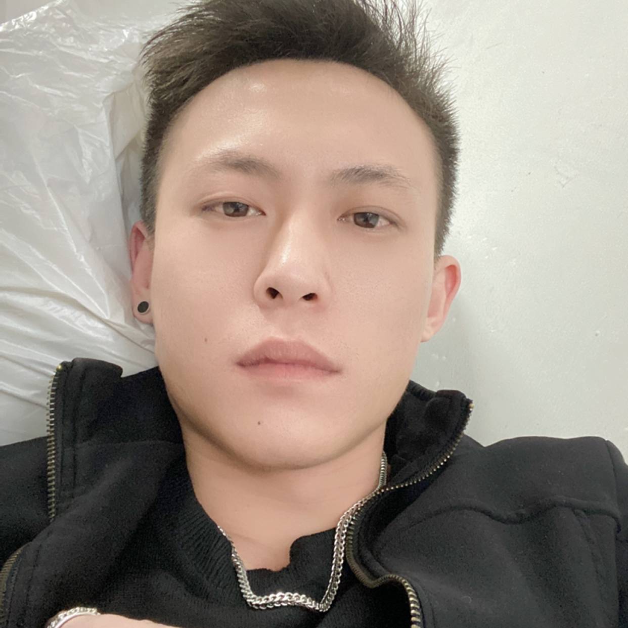一个人倾心手链的照片