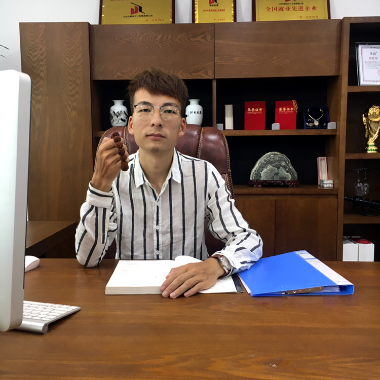 青衫的认真的照片