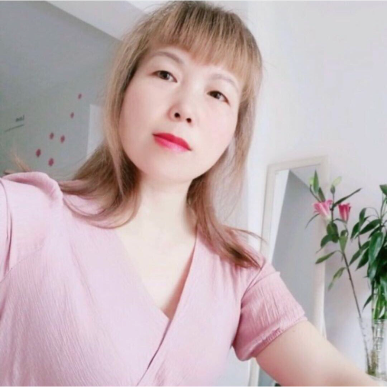 喜悦拿柚子的照片